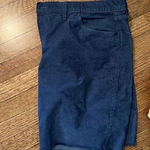 Blue Carve Bermudas.